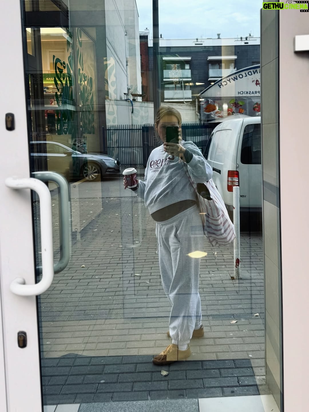 Olga Frycz - 12.5K Likes - Ale tak szczerze, dziewczyny ! 

Ktòra z Was lubi/lubiła być w ciąży ? 

Przytyć sobie 10,15,20kg ? 
Posapać ? 
Podyszeć ? 
i żeby nòżki popuchły ? 🤭
