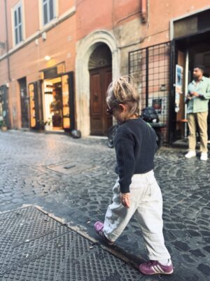 Olga Frycz Instagram - Do Rzymu polecieliśmy na chrzest mojego siostrzeńca Franciszka. Bardzo dziękuję @annamaria.italia która przygotowała dla nas plan na te 3 dni, wskazała dzielnice gdzie warto mieszkać i co warto tak na szybko zobaczyć. Niestety nie było możliwości żeby nas oprowadziła bo miała już wcześniej umówionych turystów,ale następnym razem może się uda. 
Samolot z Modlina o 6.30 więc na nogach byliśmy od 3.30. Do Rzymu lot trwa niecałe 3h i większość przespaliśmy. 
I teraz polecajka. Zestaw do samodzielnego rysowania w specjalnym podróżnym opakowaniu zrobił prawdziwą furorę. 
Dziewczynki były totalnie zajawione tymi rysowankami i w każdym możliwym miejscu chciały się tym bawić. Idealne do podróży samolotem, super w restauracji kiedy czekamy na jedzenie! Na stronie @milostorepl ten zastaw: „Jak rysować zwierzęta” kosztuje 69 zł i po moich córkach widzę, że jest idealny dla dzieci 4-7 lat i ja też się świetnie bawiłam. Bardzo polecam. 
Mieszkanie wynajęłam na airbnb przy samym Campo di Fiori,pod domem mnóstwo knajpek, pyszne restauracje, wszędzie blisko spacerem i targowisko, które kiedyś było miejscem egzekucji a dziś można kupić warzywa, owoce, sery, przyprawy i inne produktu, wieczorem zamienia się w tętniące życiem miejsce spotkań. 
Na airbnb mieszkanie pod nazwą:Cappellari, 3 sypialnie. 
Fajne dla dużych rodzin takich jak nasza, bo łącznie było nas 8. Duży salon z kuchnią, dwie łazienki i 3 sypialnie.Na trzy dni w porządku. 
Do Rzymu  dolecieliśmy przed 9.00 a zameldować mogliśmy się o 15.00 i tu kolejna polecajka. Pani Wiola-taxi z Rzymu ( 39 340 995 5904). Skontaktowałam się z nią kilka dni wcześniej i umówiłam transfer z lotniska. Odebrała nas i zawiozła w pobliże naszego airbnb, wcześniej polecając depozyt w którym możemy zostawić plecaki. Punktów, w których możecie zostawić swoje bagaże w centrum Rzymu jest mnóstwo. Znaleźliśmy ten najbliżej naszego mieszaknia i ruszyliśmy w miasto. 
Najpierw śniadanie w Barnum a potem spacerem do Pałacu św. Anioła. Następnie na Plac św. Piotra i pod Bazylikę. Z zewnątz Bazylika zrobiła na dzieciach ogromne wrażenie a do środka wejdą sobie innym razem ze szkolną wycieczką bo ja nie lubię stać w kolejkach… (reszta w slajdach) ➡️