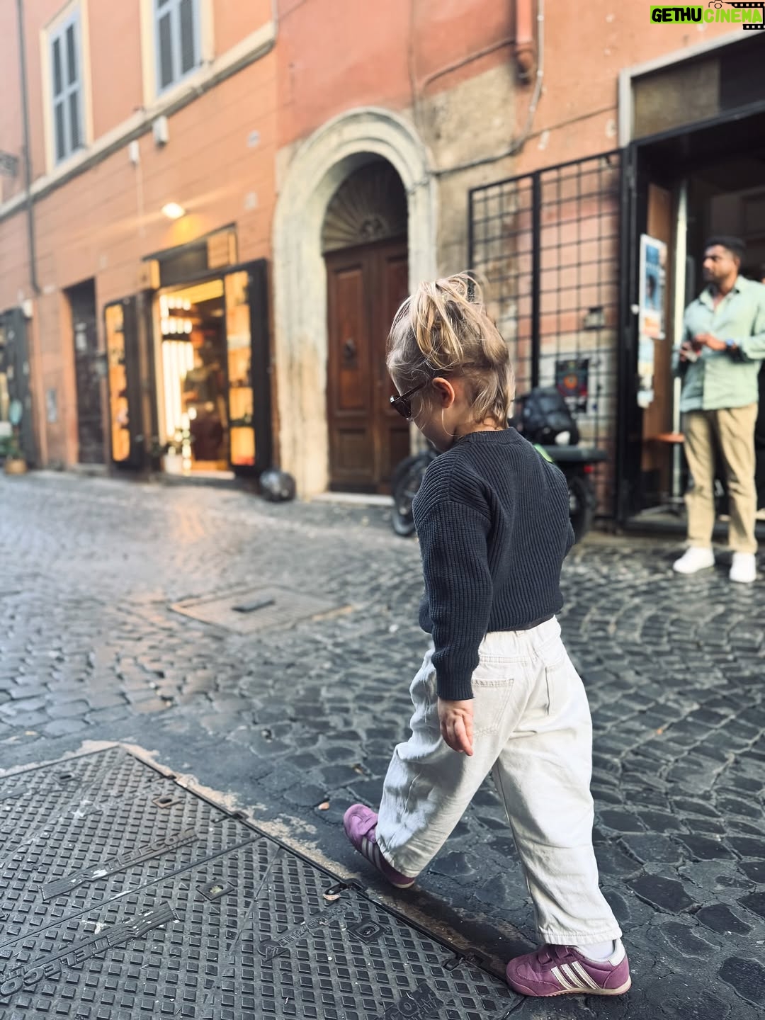Olga Frycz - 14.5K Likes - Do Rzymu polecieliśmy na chrzest mojego siostrzeńca Franciszka. Bardzo dziękuję @annamaria.italia która przygotowała dla nas plan na te 3 dni, wskazała dzielnice gdzie warto mieszkać i co warto tak na szybko zobaczyć. Niestety nie było możliwości żeby nas oprowadziła bo miała już wcześniej umówionych turystów,ale następnym razem może się uda. 
Samolot z Modlina o 6.30 więc na nogach byliśmy od 3.30. Do Rzymu lot trwa niecałe 3h i większość przespaliśmy. 
I teraz polecajka. Zestaw do samodzielnego rysowania w specjalnym podróżnym opakowaniu zrobił prawdziwą furorę. 
Dziewczynki były totalnie zajawione tymi rysowankami i w każdym możliwym miejscu chciały się tym bawić. Idealne do podróży samolotem, super w restauracji kiedy czekamy na jedzenie! Na stronie @milostorepl ten zastaw: „Jak rysować zwierzęta” kosztuje 69 zł i po moich córkach widzę, że jest idealny dla dzieci 4-7 lat i ja też się świetnie bawiłam. Bardzo polecam. 
Mieszkanie wynajęłam na airbnb przy samym Campo di Fiori,pod domem mnóstwo knajpek, pyszne restauracje, wszędzie blisko spacerem i targowisko, które kiedyś było miejscem egzekucji a dziś można kupić warzywa, owoce, sery, przyprawy i inne produktu, wieczorem zamienia się w tętniące życiem miejsce spotkań. 
Na airbnb mieszkanie pod nazwą:Cappellari, 3 sypialnie. 
Fajne dla dużych rodzin takich jak nasza, bo łącznie było nas 8. Duży salon z kuchnią, dwie łazienki i 3 sypialnie.Na trzy dni w porządku. 
Do Rzymu  dolecieliśmy przed 9.00 a zameldować mogliśmy się o 15.00 i tu kolejna polecajka. Pani Wiola-taxi z Rzymu ( 39 340 995 5904). Skontaktowałam się z nią kilka dni wcześniej i umówiłam transfer z lotniska. Odebrała nas i zawiozła w pobliże naszego airbnb, wcześniej polecając depozyt w którym możemy zostawić plecaki. Punktów, w których możecie zostawić swoje bagaże w centrum Rzymu jest mnóstwo. Znaleźliśmy ten najbliżej naszego mieszaknia i ruszyliśmy w miasto. 
Najpierw śniadanie w Barnum a potem spacerem do Pałacu św. Anioła. Następnie na Plac św. Piotra i pod Bazylikę. Z zewnątz Bazylika zrobiła na dzieciach ogromne wrażenie a do środka wejdą sobie innym razem ze szkolną wycieczką bo ja nie lubię stać w kolejkach… (reszta w slajdach) ➡️