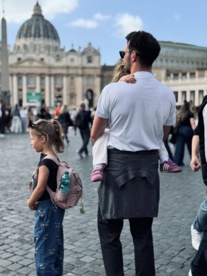 Olga Frycz Instagram - Do Rzymu polecieliśmy na chrzest mojego siostrzeńca Franciszka. Bardzo dziękuję @annamaria.italia która przygotowała dla nas plan na te 3 dni, wskazała dzielnice gdzie warto mieszkać i co warto tak na szybko zobaczyć. Niestety nie było możliwości żeby nas oprowadziła bo miała już wcześniej umówionych turystów,ale następnym razem może się uda. 
Samolot z Modlina o 6.30 więc na nogach byliśmy od 3.30. Do Rzymu lot trwa niecałe 3h i większość przespaliśmy. 
I teraz polecajka. Zestaw do samodzielnego rysowania w specjalnym podróżnym opakowaniu zrobił prawdziwą furorę. 
Dziewczynki były totalnie zajawione tymi rysowankami i w każdym możliwym miejscu chciały się tym bawić. Idealne do podróży samolotem, super w restauracji kiedy czekamy na jedzenie! Na stronie @milostorepl ten zastaw: „Jak rysować zwierzęta” kosztuje 69 zł i po moich córkach widzę, że jest idealny dla dzieci 4-7 lat i ja też się świetnie bawiłam. Bardzo polecam. 
Mieszkanie wynajęłam na airbnb przy samym Campo di Fiori,pod domem mnóstwo knajpek, pyszne restauracje, wszędzie blisko spacerem i targowisko, które kiedyś było miejscem egzekucji a dziś można kupić warzywa, owoce, sery, przyprawy i inne produktu, wieczorem zamienia się w tętniące życiem miejsce spotkań. 
Na airbnb mieszkanie pod nazwą:Cappellari, 3 sypialnie. 
Fajne dla dużych rodzin takich jak nasza, bo łącznie było nas 8. Duży salon z kuchnią, dwie łazienki i 3 sypialnie.Na trzy dni w porządku. 
Do Rzymu  dolecieliśmy przed 9.00 a zameldować mogliśmy się o 15.00 i tu kolejna polecajka. Pani Wiola-taxi z Rzymu ( 39 340 995 5904). Skontaktowałam się z nią kilka dni wcześniej i umówiłam transfer z lotniska. Odebrała nas i zawiozła w pobliże naszego airbnb, wcześniej polecając depozyt w którym możemy zostawić plecaki. Punktów, w których możecie zostawić swoje bagaże w centrum Rzymu jest mnóstwo. Znaleźliśmy ten najbliżej naszego mieszaknia i ruszyliśmy w miasto. 
Najpierw śniadanie w Barnum a potem spacerem do Pałacu św. Anioła. Następnie na Plac św. Piotra i pod Bazylikę. Z zewnątz Bazylika zrobiła na dzieciach ogromne wrażenie a do środka wejdą sobie innym razem ze szkolną wycieczką bo ja nie lubię stać w kolejkach… (reszta w slajdach) ➡️