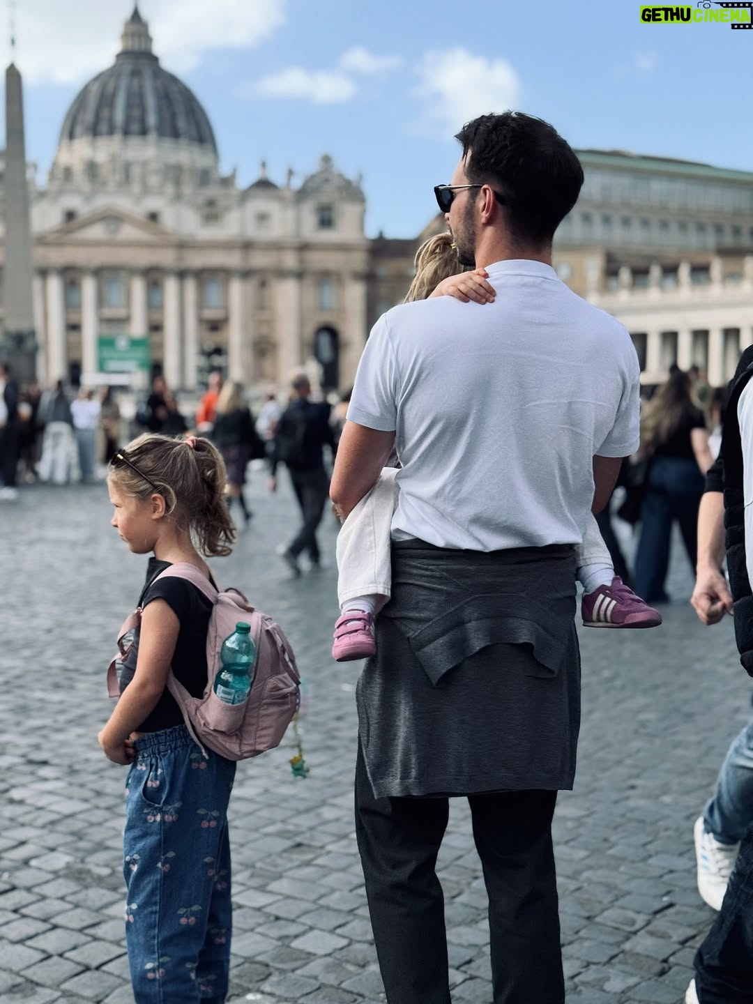 Olga Frycz - 14.5K Likes - Do Rzymu polecieliśmy na chrzest mojego siostrzeńca Franciszka. Bardzo dziękuję @annamaria.italia która przygotowała dla nas plan na te 3 dni, wskazała dzielnice gdzie warto mieszkać i co warto tak na szybko zobaczyć. Niestety nie było możliwości żeby nas oprowadziła bo miała już wcześniej umówionych turystów,ale następnym razem może się uda. 
Samolot z Modlina o 6.30 więc na nogach byliśmy od 3.30. Do Rzymu lot trwa niecałe 3h i większość przespaliśmy. 
I teraz polecajka. Zestaw do samodzielnego rysowania w specjalnym podróżnym opakowaniu zrobił prawdziwą furorę. 
Dziewczynki były totalnie zajawione tymi rysowankami i w każdym możliwym miejscu chciały się tym bawić. Idealne do podróży samolotem, super w restauracji kiedy czekamy na jedzenie! Na stronie @milostorepl ten zastaw: „Jak rysować zwierzęta” kosztuje 69 zł i po moich córkach widzę, że jest idealny dla dzieci 4-7 lat i ja też się świetnie bawiłam. Bardzo polecam. 
Mieszkanie wynajęłam na airbnb przy samym Campo di Fiori,pod domem mnóstwo knajpek, pyszne restauracje, wszędzie blisko spacerem i targowisko, które kiedyś było miejscem egzekucji a dziś można kupić warzywa, owoce, sery, przyprawy i inne produktu, wieczorem zamienia się w tętniące życiem miejsce spotkań. 
Na airbnb mieszkanie pod nazwą:Cappellari, 3 sypialnie. 
Fajne dla dużych rodzin takich jak nasza, bo łącznie było nas 8. Duży salon z kuchnią, dwie łazienki i 3 sypialnie.Na trzy dni w porządku. 
Do Rzymu  dolecieliśmy przed 9.00 a zameldować mogliśmy się o 15.00 i tu kolejna polecajka. Pani Wiola-taxi z Rzymu ( 39 340 995 5904). Skontaktowałam się z nią kilka dni wcześniej i umówiłam transfer z lotniska. Odebrała nas i zawiozła w pobliże naszego airbnb, wcześniej polecając depozyt w którym możemy zostawić plecaki. Punktów, w których możecie zostawić swoje bagaże w centrum Rzymu jest mnóstwo. Znaleźliśmy ten najbliżej naszego mieszaknia i ruszyliśmy w miasto. 
Najpierw śniadanie w Barnum a potem spacerem do Pałacu św. Anioła. Następnie na Plac św. Piotra i pod Bazylikę. Z zewnątz Bazylika zrobiła na dzieciach ogromne wrażenie a do środka wejdą sobie innym razem ze szkolną wycieczką bo ja nie lubię stać w kolejkach… (reszta w slajdach) ➡️