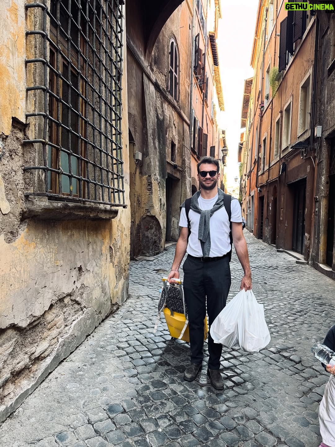 Olga Frycz - 14.5K Likes - Do Rzymu polecieliśmy na chrzest mojego siostrzeńca Franciszka. Bardzo dziękuję @annamaria.italia która przygotowała dla nas plan na te 3 dni, wskazała dzielnice gdzie warto mieszkać i co warto tak na szybko zobaczyć. Niestety nie było możliwości żeby nas oprowadziła bo miała już wcześniej umówionych turystów,ale następnym razem może się uda. 
Samolot z Modlina o 6.30 więc na nogach byliśmy od 3.30. Do Rzymu lot trwa niecałe 3h i większość przespaliśmy. 
I teraz polecajka. Zestaw do samodzielnego rysowania w specjalnym podróżnym opakowaniu zrobił prawdziwą furorę. 
Dziewczynki były totalnie zajawione tymi rysowankami i w każdym możliwym miejscu chciały się tym bawić. Idealne do podróży samolotem, super w restauracji kiedy czekamy na jedzenie! Na stronie @milostorepl ten zastaw: „Jak rysować zwierzęta” kosztuje 69 zł i po moich córkach widzę, że jest idealny dla dzieci 4-7 lat i ja też się świetnie bawiłam. Bardzo polecam. 
Mieszkanie wynajęłam na airbnb przy samym Campo di Fiori,pod domem mnóstwo knajpek, pyszne restauracje, wszędzie blisko spacerem i targowisko, które kiedyś było miejscem egzekucji a dziś można kupić warzywa, owoce, sery, przyprawy i inne produktu, wieczorem zamienia się w tętniące życiem miejsce spotkań. 
Na airbnb mieszkanie pod nazwą:Cappellari, 3 sypialnie. 
Fajne dla dużych rodzin takich jak nasza, bo łącznie było nas 8. Duży salon z kuchnią, dwie łazienki i 3 sypialnie.Na trzy dni w porządku. 
Do Rzymu  dolecieliśmy przed 9.00 a zameldować mogliśmy się o 15.00 i tu kolejna polecajka. Pani Wiola-taxi z Rzymu ( 39 340 995 5904). Skontaktowałam się z nią kilka dni wcześniej i umówiłam transfer z lotniska. Odebrała nas i zawiozła w pobliże naszego airbnb, wcześniej polecając depozyt w którym możemy zostawić plecaki. Punktów, w których możecie zostawić swoje bagaże w centrum Rzymu jest mnóstwo. Znaleźliśmy ten najbliżej naszego mieszaknia i ruszyliśmy w miasto. 
Najpierw śniadanie w Barnum a potem spacerem do Pałacu św. Anioła. Następnie na Plac św. Piotra i pod Bazylikę. Z zewnątz Bazylika zrobiła na dzieciach ogromne wrażenie a do środka wejdą sobie innym razem ze szkolną wycieczką bo ja nie lubię stać w kolejkach… (reszta w slajdach) ➡️