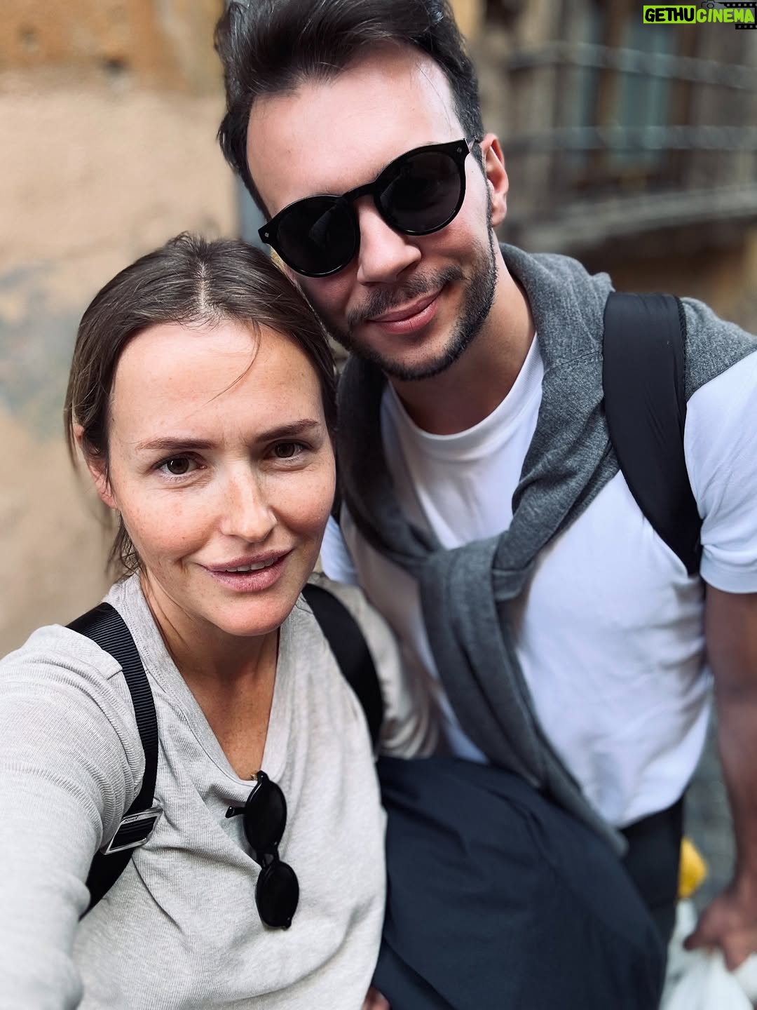 Olga Frycz - 14.5K Likes - Do Rzymu polecieliśmy na chrzest mojego siostrzeńca Franciszka. Bardzo dziękuję @annamaria.italia która przygotowała dla nas plan na te 3 dni, wskazała dzielnice gdzie warto mieszkać i co warto tak na szybko zobaczyć. Niestety nie było możliwości żeby nas oprowadziła bo miała już wcześniej umówionych turystów,ale następnym razem może się uda. 
Samolot z Modlina o 6.30 więc na nogach byliśmy od 3.30. Do Rzymu lot trwa niecałe 3h i większość przespaliśmy. 
I teraz polecajka. Zestaw do samodzielnego rysowania w specjalnym podróżnym opakowaniu zrobił prawdziwą furorę. 
Dziewczynki były totalnie zajawione tymi rysowankami i w każdym możliwym miejscu chciały się tym bawić. Idealne do podróży samolotem, super w restauracji kiedy czekamy na jedzenie! Na stronie @milostorepl ten zastaw: „Jak rysować zwierzęta” kosztuje 69 zł i po moich córkach widzę, że jest idealny dla dzieci 4-7 lat i ja też się świetnie bawiłam. Bardzo polecam. 
Mieszkanie wynajęłam na airbnb przy samym Campo di Fiori,pod domem mnóstwo knajpek, pyszne restauracje, wszędzie blisko spacerem i targowisko, które kiedyś było miejscem egzekucji a dziś można kupić warzywa, owoce, sery, przyprawy i inne produktu, wieczorem zamienia się w tętniące życiem miejsce spotkań. 
Na airbnb mieszkanie pod nazwą:Cappellari, 3 sypialnie. 
Fajne dla dużych rodzin takich jak nasza, bo łącznie było nas 8. Duży salon z kuchnią, dwie łazienki i 3 sypialnie.Na trzy dni w porządku. 
Do Rzymu  dolecieliśmy przed 9.00 a zameldować mogliśmy się o 15.00 i tu kolejna polecajka. Pani Wiola-taxi z Rzymu ( 39 340 995 5904). Skontaktowałam się z nią kilka dni wcześniej i umówiłam transfer z lotniska. Odebrała nas i zawiozła w pobliże naszego airbnb, wcześniej polecając depozyt w którym możemy zostawić plecaki. Punktów, w których możecie zostawić swoje bagaże w centrum Rzymu jest mnóstwo. Znaleźliśmy ten najbliżej naszego mieszaknia i ruszyliśmy w miasto. 
Najpierw śniadanie w Barnum a potem spacerem do Pałacu św. Anioła. Następnie na Plac św. Piotra i pod Bazylikę. Z zewnątz Bazylika zrobiła na dzieciach ogromne wrażenie a do środka wejdą sobie innym razem ze szkolną wycieczką bo ja nie lubię stać w kolejkach… (reszta w slajdach) ➡️