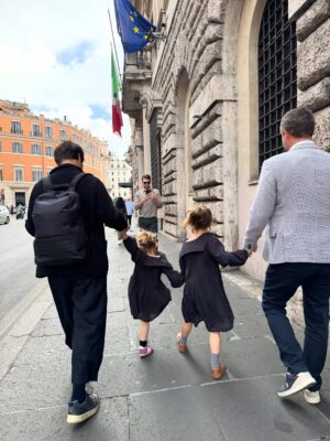 Olga Frycz Instagram - Do Rzymu polecieliśmy na chrzest mojego siostrzeńca Franciszka. Bardzo dziękuję @annamaria.italia która przygotowała dla nas plan na te 3 dni, wskazała dzielnice gdzie warto mieszkać i co warto tak na szybko zobaczyć. Niestety nie było możliwości żeby nas oprowadziła bo miała już wcześniej umówionych turystów,ale następnym razem może się uda. 
Samolot z Modlina o 6.30 więc na nogach byliśmy od 3.30. Do Rzymu lot trwa niecałe 3h i większość przespaliśmy. 
I teraz polecajka. Zestaw do samodzielnego rysowania w specjalnym podróżnym opakowaniu zrobił prawdziwą furorę. 
Dziewczynki były totalnie zajawione tymi rysowankami i w każdym możliwym miejscu chciały się tym bawić. Idealne do podróży samolotem, super w restauracji kiedy czekamy na jedzenie! Na stronie @milostorepl ten zastaw: „Jak rysować zwierzęta” kosztuje 69 zł i po moich córkach widzę, że jest idealny dla dzieci 4-7 lat i ja też się świetnie bawiłam. Bardzo polecam. 
Mieszkanie wynajęłam na airbnb przy samym Campo di Fiori,pod domem mnóstwo knajpek, pyszne restauracje, wszędzie blisko spacerem i targowisko, które kiedyś było miejscem egzekucji a dziś można kupić warzywa, owoce, sery, przyprawy i inne produktu, wieczorem zamienia się w tętniące życiem miejsce spotkań. 
Na airbnb mieszkanie pod nazwą:Cappellari, 3 sypialnie. 
Fajne dla dużych rodzin takich jak nasza, bo łącznie było nas 8. Duży salon z kuchnią, dwie łazienki i 3 sypialnie.Na trzy dni w porządku. 
Do Rzymu  dolecieliśmy przed 9.00 a zameldować mogliśmy się o 15.00 i tu kolejna polecajka. Pani Wiola-taxi z Rzymu ( 39 340 995 5904). Skontaktowałam się z nią kilka dni wcześniej i umówiłam transfer z lotniska. Odebrała nas i zawiozła w pobliże naszego airbnb, wcześniej polecając depozyt w którym możemy zostawić plecaki. Punktów, w których możecie zostawić swoje bagaże w centrum Rzymu jest mnóstwo. Znaleźliśmy ten najbliżej naszego mieszaknia i ruszyliśmy w miasto. 
Najpierw śniadanie w Barnum a potem spacerem do Pałacu św. Anioła. Następnie na Plac św. Piotra i pod Bazylikę. Z zewnątz Bazylika zrobiła na dzieciach ogromne wrażenie a do środka wejdą sobie innym razem ze szkolną wycieczką bo ja nie lubię stać w kolejkach… (reszta w slajdach) ➡️