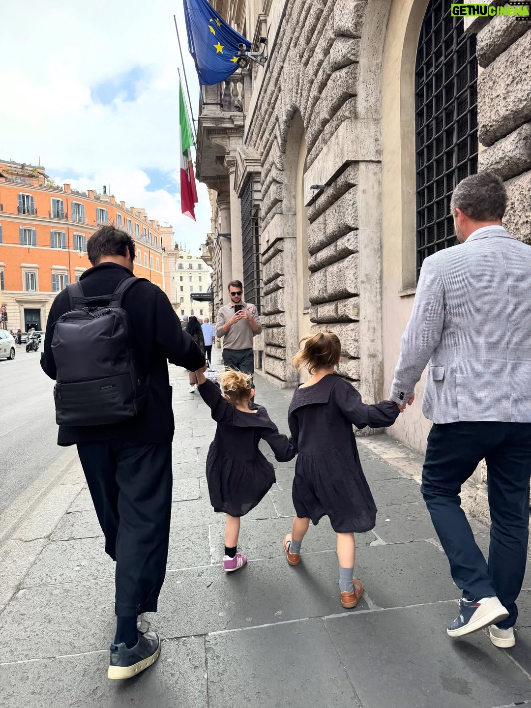 Olga Frycz - 14.5K Likes - Do Rzymu polecieliśmy na chrzest mojego siostrzeńca Franciszka. Bardzo dziękuję @annamaria.italia która przygotowała dla nas plan na te 3 dni, wskazała dzielnice gdzie warto mieszkać i co warto tak na szybko zobaczyć. Niestety nie było możliwości żeby nas oprowadziła bo miała już wcześniej umówionych turystów,ale następnym razem może się uda. 
Samolot z Modlina o 6.30 więc na nogach byliśmy od 3.30. Do Rzymu lot trwa niecałe 3h i większość przespaliśmy. 
I teraz polecajka. Zestaw do samodzielnego rysowania w specjalnym podróżnym opakowaniu zrobił prawdziwą furorę. 
Dziewczynki były totalnie zajawione tymi rysowankami i w każdym możliwym miejscu chciały się tym bawić. Idealne do podróży samolotem, super w restauracji kiedy czekamy na jedzenie! Na stronie @milostorepl ten zastaw: „Jak rysować zwierzęta” kosztuje 69 zł i po moich córkach widzę, że jest idealny dla dzieci 4-7 lat i ja też się świetnie bawiłam. Bardzo polecam. 
Mieszkanie wynajęłam na airbnb przy samym Campo di Fiori,pod domem mnóstwo knajpek, pyszne restauracje, wszędzie blisko spacerem i targowisko, które kiedyś było miejscem egzekucji a dziś można kupić warzywa, owoce, sery, przyprawy i inne produktu, wieczorem zamienia się w tętniące życiem miejsce spotkań. 
Na airbnb mieszkanie pod nazwą:Cappellari, 3 sypialnie. 
Fajne dla dużych rodzin takich jak nasza, bo łącznie było nas 8. Duży salon z kuchnią, dwie łazienki i 3 sypialnie.Na trzy dni w porządku. 
Do Rzymu  dolecieliśmy przed 9.00 a zameldować mogliśmy się o 15.00 i tu kolejna polecajka. Pani Wiola-taxi z Rzymu ( 39 340 995 5904). Skontaktowałam się z nią kilka dni wcześniej i umówiłam transfer z lotniska. Odebrała nas i zawiozła w pobliże naszego airbnb, wcześniej polecając depozyt w którym możemy zostawić plecaki. Punktów, w których możecie zostawić swoje bagaże w centrum Rzymu jest mnóstwo. Znaleźliśmy ten najbliżej naszego mieszaknia i ruszyliśmy w miasto. 
Najpierw śniadanie w Barnum a potem spacerem do Pałacu św. Anioła. Następnie na Plac św. Piotra i pod Bazylikę. Z zewnątz Bazylika zrobiła na dzieciach ogromne wrażenie a do środka wejdą sobie innym razem ze szkolną wycieczką bo ja nie lubię stać w kolejkach… (reszta w slajdach) ➡️