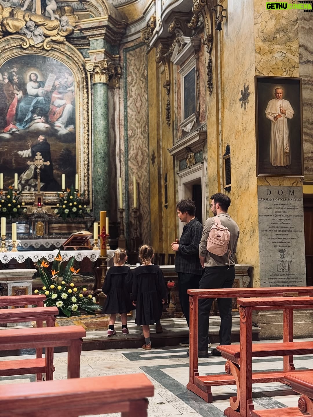 Olga Frycz - 14.5K Likes - Do Rzymu polecieliśmy na chrzest mojego siostrzeńca Franciszka. Bardzo dziękuję @annamaria.italia która przygotowała dla nas plan na te 3 dni, wskazała dzielnice gdzie warto mieszkać i co warto tak na szybko zobaczyć. Niestety nie było możliwości żeby nas oprowadziła bo miała już wcześniej umówionych turystów,ale następnym razem może się uda. 
Samolot z Modlina o 6.30 więc na nogach byliśmy od 3.30. Do Rzymu lot trwa niecałe 3h i większość przespaliśmy. 
I teraz polecajka. Zestaw do samodzielnego rysowania w specjalnym podróżnym opakowaniu zrobił prawdziwą furorę. 
Dziewczynki były totalnie zajawione tymi rysowankami i w każdym możliwym miejscu chciały się tym bawić. Idealne do podróży samolotem, super w restauracji kiedy czekamy na jedzenie! Na stronie @milostorepl ten zastaw: „Jak rysować zwierzęta” kosztuje 69 zł i po moich córkach widzę, że jest idealny dla dzieci 4-7 lat i ja też się świetnie bawiłam. Bardzo polecam. 
Mieszkanie wynajęłam na airbnb przy samym Campo di Fiori,pod domem mnóstwo knajpek, pyszne restauracje, wszędzie blisko spacerem i targowisko, które kiedyś było miejscem egzekucji a dziś można kupić warzywa, owoce, sery, przyprawy i inne produktu, wieczorem zamienia się w tętniące życiem miejsce spotkań. 
Na airbnb mieszkanie pod nazwą:Cappellari, 3 sypialnie. 
Fajne dla dużych rodzin takich jak nasza, bo łącznie było nas 8. Duży salon z kuchnią, dwie łazienki i 3 sypialnie.Na trzy dni w porządku. 
Do Rzymu  dolecieliśmy przed 9.00 a zameldować mogliśmy się o 15.00 i tu kolejna polecajka. Pani Wiola-taxi z Rzymu ( 39 340 995 5904). Skontaktowałam się z nią kilka dni wcześniej i umówiłam transfer z lotniska. Odebrała nas i zawiozła w pobliże naszego airbnb, wcześniej polecając depozyt w którym możemy zostawić plecaki. Punktów, w których możecie zostawić swoje bagaże w centrum Rzymu jest mnóstwo. Znaleźliśmy ten najbliżej naszego mieszaknia i ruszyliśmy w miasto. 
Najpierw śniadanie w Barnum a potem spacerem do Pałacu św. Anioła. Następnie na Plac św. Piotra i pod Bazylikę. Z zewnątz Bazylika zrobiła na dzieciach ogromne wrażenie a do środka wejdą sobie innym razem ze szkolną wycieczką bo ja nie lubię stać w kolejkach… (reszta w slajdach) ➡️