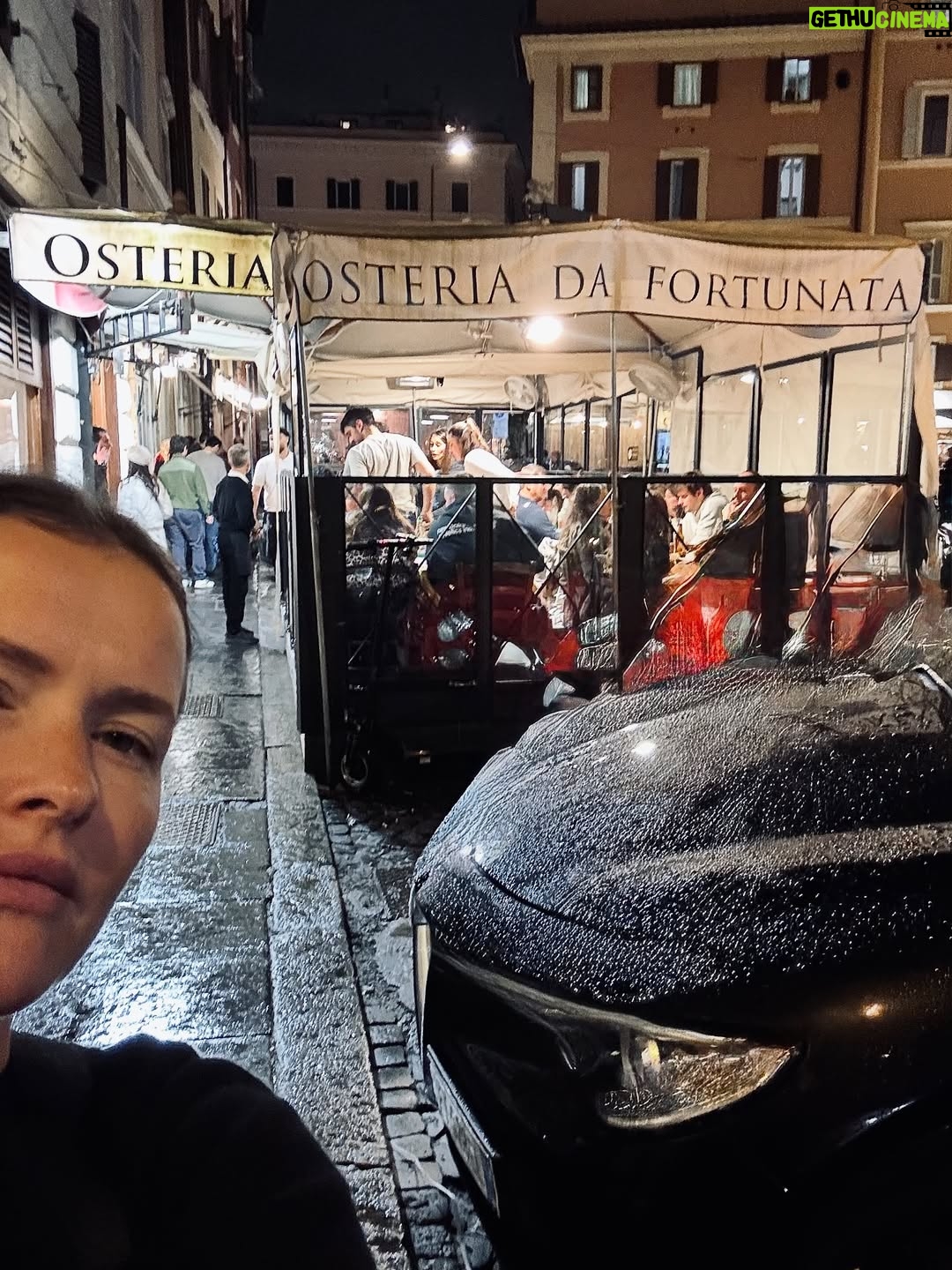 Olga Frycz - 14.5K Likes - Do Rzymu polecieliśmy na chrzest mojego siostrzeńca Franciszka. Bardzo dziękuję @annamaria.italia która przygotowała dla nas plan na te 3 dni, wskazała dzielnice gdzie warto mieszkać i co warto tak na szybko zobaczyć. Niestety nie było możliwości żeby nas oprowadziła bo miała już wcześniej umówionych turystów,ale następnym razem może się uda. 
Samolot z Modlina o 6.30 więc na nogach byliśmy od 3.30. Do Rzymu lot trwa niecałe 3h i większość przespaliśmy. 
I teraz polecajka. Zestaw do samodzielnego rysowania w specjalnym podróżnym opakowaniu zrobił prawdziwą furorę. 
Dziewczynki były totalnie zajawione tymi rysowankami i w każdym możliwym miejscu chciały się tym bawić. Idealne do podróży samolotem, super w restauracji kiedy czekamy na jedzenie! Na stronie @milostorepl ten zastaw: „Jak rysować zwierzęta” kosztuje 69 zł i po moich córkach widzę, że jest idealny dla dzieci 4-7 lat i ja też się świetnie bawiłam. Bardzo polecam. 
Mieszkanie wynajęłam na airbnb przy samym Campo di Fiori,pod domem mnóstwo knajpek, pyszne restauracje, wszędzie blisko spacerem i targowisko, które kiedyś było miejscem egzekucji a dziś można kupić warzywa, owoce, sery, przyprawy i inne produktu, wieczorem zamienia się w tętniące życiem miejsce spotkań. 
Na airbnb mieszkanie pod nazwą:Cappellari, 3 sypialnie. 
Fajne dla dużych rodzin takich jak nasza, bo łącznie było nas 8. Duży salon z kuchnią, dwie łazienki i 3 sypialnie.Na trzy dni w porządku. 
Do Rzymu  dolecieliśmy przed 9.00 a zameldować mogliśmy się o 15.00 i tu kolejna polecajka. Pani Wiola-taxi z Rzymu ( 39 340 995 5904). Skontaktowałam się z nią kilka dni wcześniej i umówiłam transfer z lotniska. Odebrała nas i zawiozła w pobliże naszego airbnb, wcześniej polecając depozyt w którym możemy zostawić plecaki. Punktów, w których możecie zostawić swoje bagaże w centrum Rzymu jest mnóstwo. Znaleźliśmy ten najbliżej naszego mieszaknia i ruszyliśmy w miasto. 
Najpierw śniadanie w Barnum a potem spacerem do Pałacu św. Anioła. Następnie na Plac św. Piotra i pod Bazylikę. Z zewnątz Bazylika zrobiła na dzieciach ogromne wrażenie a do środka wejdą sobie innym razem ze szkolną wycieczką bo ja nie lubię stać w kolejkach… (reszta w slajdach) ➡️
