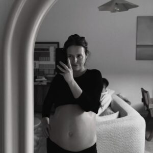 Olga Frycz Instagram - To moja trzecia ciąża, którą prowadzi dr hab. n. med. Marta Szajnik. Dzięki niezwykłemu sercu i profesjonaliźmie Pani Doktor oraz życzliwej atmosferze w Femi Clinic czujemy się w pełni zaopiekowani i spokojni.

Jesteśmy naprawdę szczęśliwi, że możemy  ten wyjątkowy czas przeżywać w tak cudownych rękach 🤍

Ps. Wiecie, że teraz każda kobieta w Polsce, która jest w ciąży, może wykonać badania prenatalne bezpłatnie, niezależnie od swojego wieku ? 

Refundowane są USG płodu wykonywane pomiędzy 11 a 14 tygodniem ciąży oraz 18 a 22 tygodniem oraz badania 
PAPP-A, free-β -hCG, AFP, Estriol. 

Pamiętam, że kiedyś tylko kobiety powyżej 35. roku życia miały prawo do skorzystania z bezpłatnych badań prenatalnych. A teraz już każda kobieta w ciąży może korzystać z tych świadczeń. To szansa na wczesne wykrywanie wad płodu i, w miarę możliwości, podjęcie leczenia jeszcze w okresie płodowym. 

Miłego dnia 🤍