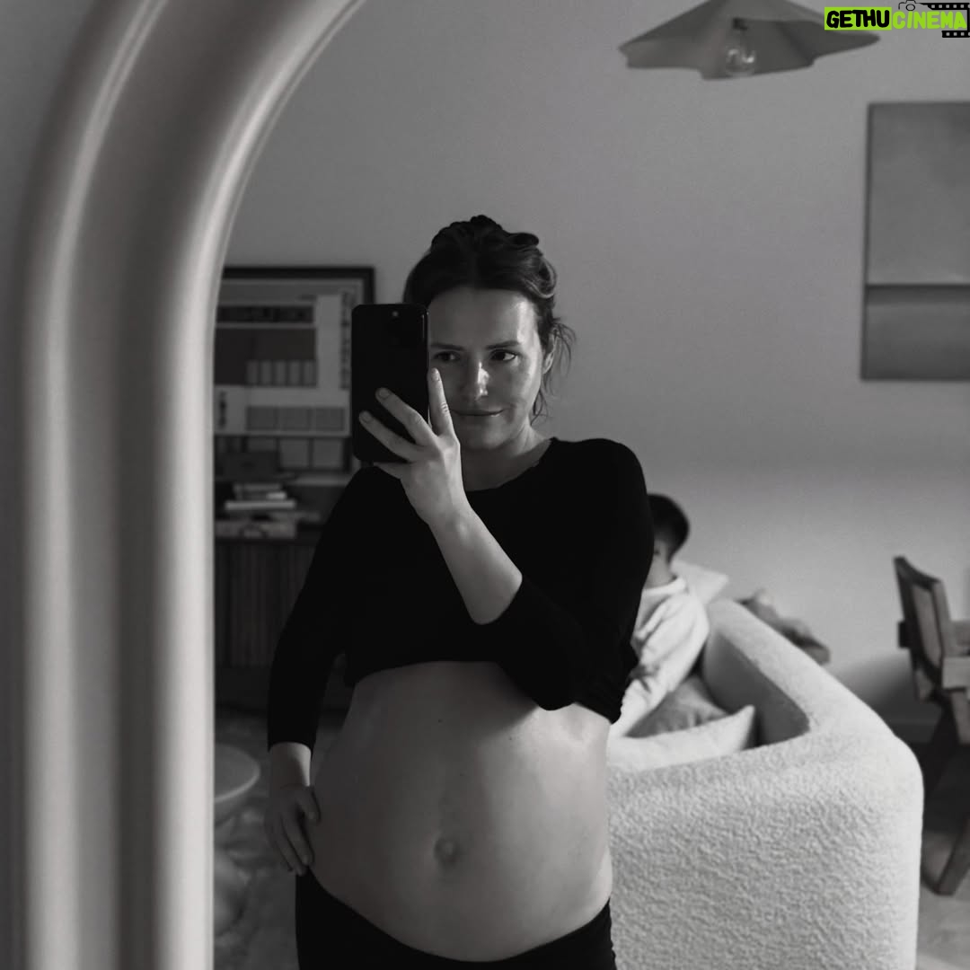 Olga Frycz - 17.3K Likes - To moja trzecia ciąża, którą prowadzi dr hab. n. med. Marta Szajnik. Dzięki niezwykłemu sercu i profesjonaliźmie Pani Doktor oraz życzliwej atmosferze w Femi Clinic czujemy się w pełni zaopiekowani i spokojni.

Jesteśmy naprawdę szczęśliwi, że możemy  ten wyjątkowy czas przeżywać w tak cudownych rękach 🤍

Ps. Wiecie, że teraz każda kobieta w Polsce, która jest w ciąży, może wykonać badania prenatalne bezpłatnie, niezależnie od swojego wieku ? 

Refundowane są USG płodu wykonywane pomiędzy 11 a 14 tygodniem ciąży oraz 18 a 22 tygodniem oraz badania 
PAPP-A, free-β -hCG, AFP, Estriol. 

Pamiętam, że kiedyś tylko kobiety powyżej 35. roku życia miały prawo do skorzystania z bezpłatnych badań prenatalnych. A teraz już każda kobieta w ciąży może korzystać z tych świadczeń. To szansa na wczesne wykrywanie wad płodu i, w miarę możliwości, podjęcie leczenia jeszcze w okresie płodowym. 

Miłego dnia 🤍