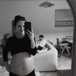 Olga Frycz Instagram - To moja trzecia ciąża, którą prowadzi dr hab. n. med. Marta Szajnik. Dzięki niezwykłemu sercu i profesjonaliźmie Pani Doktor oraz życzliwej atmosferze w Femi Clinic czujemy się w pełni zaopiekowani i spokojni.

Jesteśmy naprawdę szczęśliwi, że możemy  ten wyjątkowy czas przeżywać w tak cudownych rękach 🤍

Ps. Wiecie, że teraz każda kobieta w Polsce, która jest w ciąży, może wykonać badania prenatalne bezpłatnie, niezależnie od swojego wieku ? 

Refundowane są USG płodu wykonywane pomiędzy 11 a 14 tygodniem ciąży oraz 18 a 22 tygodniem oraz badania 
PAPP-A, free-β -hCG, AFP, Estriol. 

Pamiętam, że kiedyś tylko kobiety powyżej 35. roku życia miały prawo do skorzystania z bezpłatnych badań prenatalnych. A teraz już każda kobieta w ciąży może korzystać z tych świadczeń. To szansa na wczesne wykrywanie wad płodu i, w miarę możliwości, podjęcie leczenia jeszcze w okresie płodowym. 

Miłego dnia 🤍