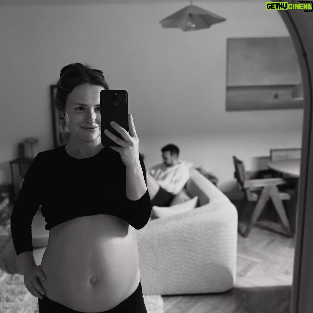 Olga Frycz - 17.3K Likes - To moja trzecia ciąża, którą prowadzi dr hab. n. med. Marta Szajnik. Dzięki niezwykłemu sercu i profesjonaliźmie Pani Doktor oraz życzliwej atmosferze w Femi Clinic czujemy się w pełni zaopiekowani i spokojni.

Jesteśmy naprawdę szczęśliwi, że możemy  ten wyjątkowy czas przeżywać w tak cudownych rękach 🤍

Ps. Wiecie, że teraz każda kobieta w Polsce, która jest w ciąży, może wykonać badania prenatalne bezpłatnie, niezależnie od swojego wieku ? 

Refundowane są USG płodu wykonywane pomiędzy 11 a 14 tygodniem ciąży oraz 18 a 22 tygodniem oraz badania 
PAPP-A, free-β -hCG, AFP, Estriol. 

Pamiętam, że kiedyś tylko kobiety powyżej 35. roku życia miały prawo do skorzystania z bezpłatnych badań prenatalnych. A teraz już każda kobieta w ciąży może korzystać z tych świadczeń. To szansa na wczesne wykrywanie wad płodu i, w miarę możliwości, podjęcie leczenia jeszcze w okresie płodowym. 

Miłego dnia 🤍
