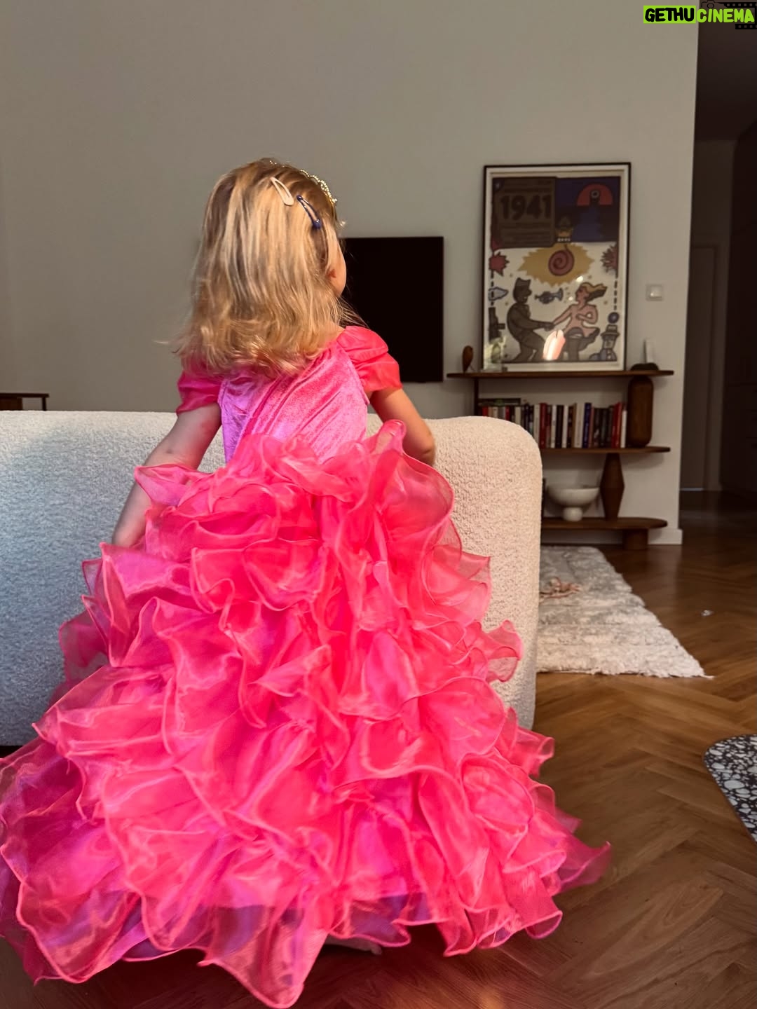 Olga Frycz - 15.4K Likes - Moja wielka miłość ma już 4 lata! 🥹❤️

Zosia- hip-hopowa księżniczka. Nasza królowa dzwonów i warkoczy.
Każdy jej  taniec, śmiech i spojrzenie sprawiają, że świat świeci jaśniej. 

Kocham najbardziej na świecie ❤️