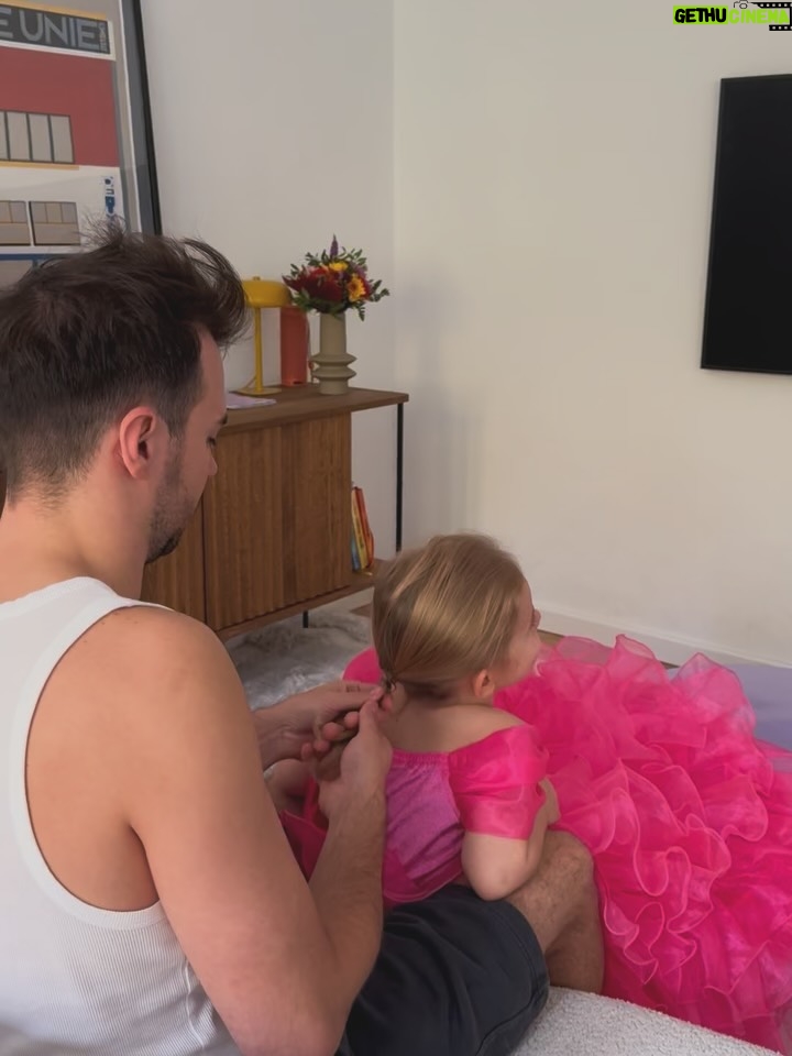 Olga Frycz - 15.4K Likes - Moja wielka miłość ma już 4 lata! 🥹❤️

Zosia- hip-hopowa księżniczka. Nasza królowa dzwonów i warkoczy.
Każdy jej  taniec, śmiech i spojrzenie sprawiają, że świat świeci jaśniej. 

Kocham najbardziej na świecie ❤️