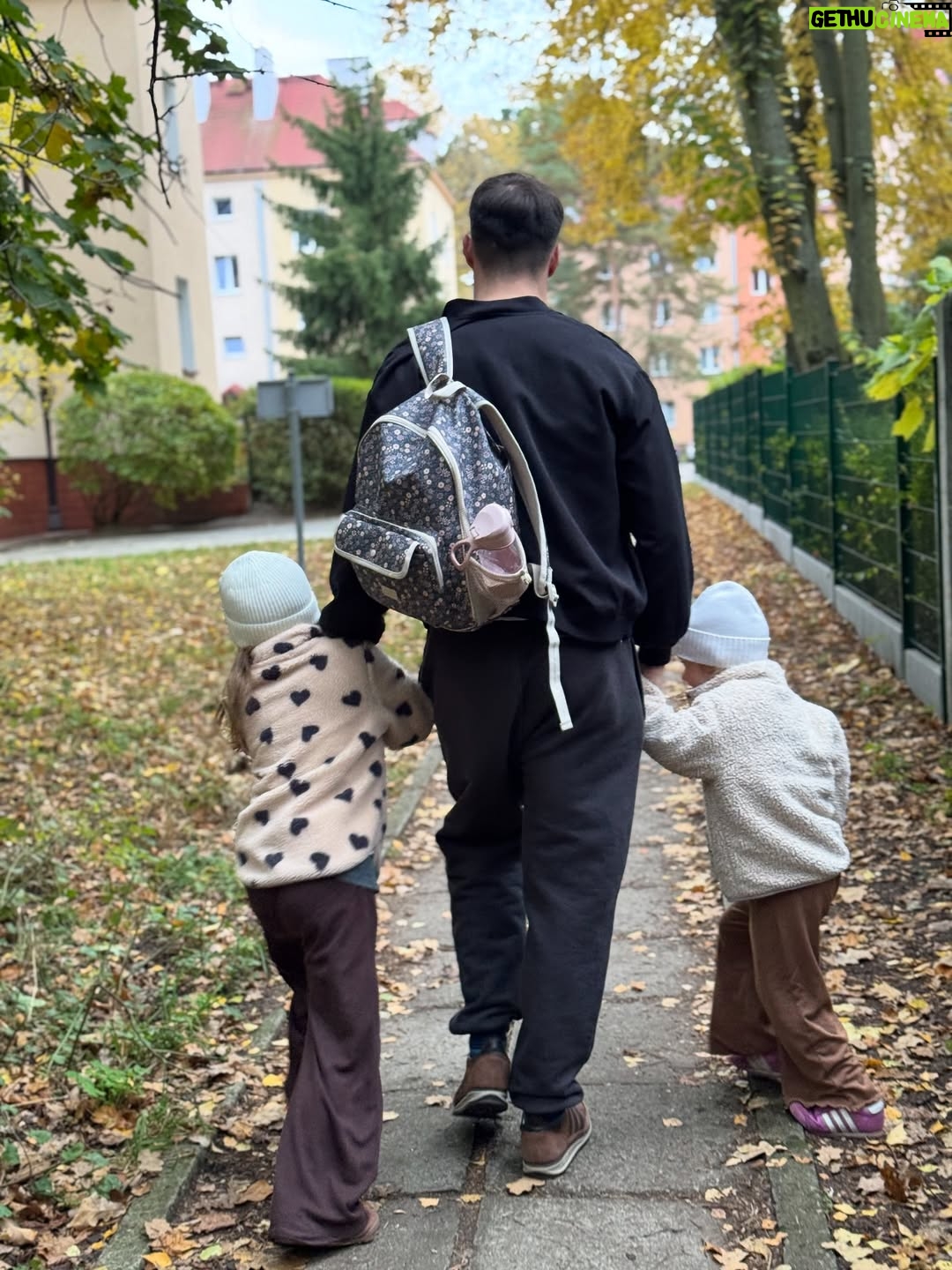 Olga Frycz - 19.9K Likes - Nie ma lekko z nami, ale kochamy go bardzo !!!! ❤️ @albert_kosinski_5 😘

Wszystkie przeżywamy, że nie będziemy Cię chwilowo oglądać w TzG bo niedzielne wspólne tańce z Tobą przed telewizorem, kibicowanie, wysyłanie smsów, szykowanie przękąsek, to była nasza tradycja. Wiemy jak bardzo kochasz ten program, jak wiele serca wkładałeś w treningi, przygotowania. Jak bardzo ludzie z którymi pracujesz przy @tanieczgwiazdami są Ci bliscy 🥺

Ale, jakby to Zosia powiedziała: „takie jest zycie po plostu”.🤷🏼‍♀️

🫶🏻Maja niech na spokojnie wraca do zdrowia,a Ty ? 

Super, że będziemy Cię mieć trochę więcej teraz w domu, ale tańcz dla nas, tańcz dla ludzi JAK NAJWIĘCEJ !!!!! Bo ludzie Cię uwielbiają, my Cię kochamy. Jesteś najlepszy ❤️❤️❤️