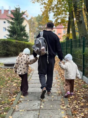 Olga Frycz Instagram - Nie ma lekko z nami, ale kochamy go bardzo !!!! ❤️ @albert_kosinski_5 😘

Wszystkie przeżywamy, że nie będziemy Cię chwilowo oglądać w TzG bo niedzielne wspólne tańce z Tobą przed telewizorem, kibicowanie, wysyłanie smsów, szykowanie przękąsek, to była nasza tradycja. Wiemy jak bardzo kochasz ten program, jak wiele serca wkładałeś w treningi, przygotowania. Jak bardzo ludzie z którymi pracujesz przy @tanieczgwiazdami są Ci bliscy 🥺

Ale, jakby to Zosia powiedziała: „takie jest zycie po plostu”.🤷🏼‍♀️

🫶🏻Maja niech na spokojnie wraca do zdrowia,a Ty ? 

Super, że będziemy Cię mieć trochę więcej teraz w domu, ale tańcz dla nas, tańcz dla ludzi JAK NAJWIĘCEJ !!!!! Bo ludzie Cię uwielbiają, my Cię kochamy. Jesteś najlepszy ❤️❤️❤️