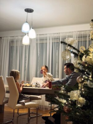 Olga Frycz Instagram - Ja już na pozycji … 
w pozycji leżącej 🦥

Życzę Wam spokojnych Świąt 🌲