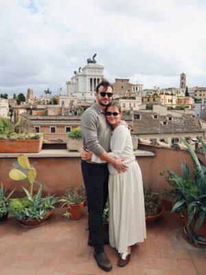 Olga Frycz Instagram - Do Rzymu polecieliśmy na chrzest mojego siostrzeńca Franciszka. Bardzo dziękuję @annamaria.italia która przygotowała dla nas plan na te 3 dni, wskazała dzielnice gdzie warto mieszkać i co warto tak na szybko zobaczyć. Niestety nie było możliwości żeby nas oprowadziła bo miała już wcześniej umówionych turystów,ale następnym razem może się uda. 
Samolot z Modlina o 6.30 więc na nogach byliśmy od 3.30. Do Rzymu lot trwa niecałe 3h i większość przespaliśmy. 
I teraz polecajka. Zestaw do samodzielnego rysowania w specjalnym podróżnym opakowaniu zrobił prawdziwą furorę. 
Dziewczynki były totalnie zajawione tymi rysowankami i w każdym możliwym miejscu chciały się tym bawić. Idealne do podróży samolotem, super w restauracji kiedy czekamy na jedzenie! Na stronie @milostorepl ten zastaw: „Jak rysować zwierzęta” kosztuje 69 zł i po moich córkach widzę, że jest idealny dla dzieci 4-7 lat i ja też się świetnie bawiłam. Bardzo polecam. 
Mieszkanie wynajęłam na airbnb przy samym Campo di Fiori,pod domem mnóstwo knajpek, pyszne restauracje, wszędzie blisko spacerem i targowisko, które kiedyś było miejscem egzekucji a dziś można kupić warzywa, owoce, sery, przyprawy i inne produktu, wieczorem zamienia się w tętniące życiem miejsce spotkań. 
Na airbnb mieszkanie pod nazwą:Cappellari, 3 sypialnie. 
Fajne dla dużych rodzin takich jak nasza, bo łącznie było nas 8. Duży salon z kuchnią, dwie łazienki i 3 sypialnie.Na trzy dni w porządku. 
Do Rzymu  dolecieliśmy przed 9.00 a zameldować mogliśmy się o 15.00 i tu kolejna polecajka. Pani Wiola-taxi z Rzymu ( 39 340 995 5904). Skontaktowałam się z nią kilka dni wcześniej i umówiłam transfer z lotniska. Odebrała nas i zawiozła w pobliże naszego airbnb, wcześniej polecając depozyt w którym możemy zostawić plecaki. Punktów, w których możecie zostawić swoje bagaże w centrum Rzymu jest mnóstwo. Znaleźliśmy ten najbliżej naszego mieszaknia i ruszyliśmy w miasto. 
Najpierw śniadanie w Barnum a potem spacerem do Pałacu św. Anioła. Następnie na Plac św. Piotra i pod Bazylikę. Z zewnątz Bazylika zrobiła na dzieciach ogromne wrażenie a do środka wejdą sobie innym razem ze szkolną wycieczką bo ja nie lubię stać w kolejkach… (reszta w slajdach) ➡️