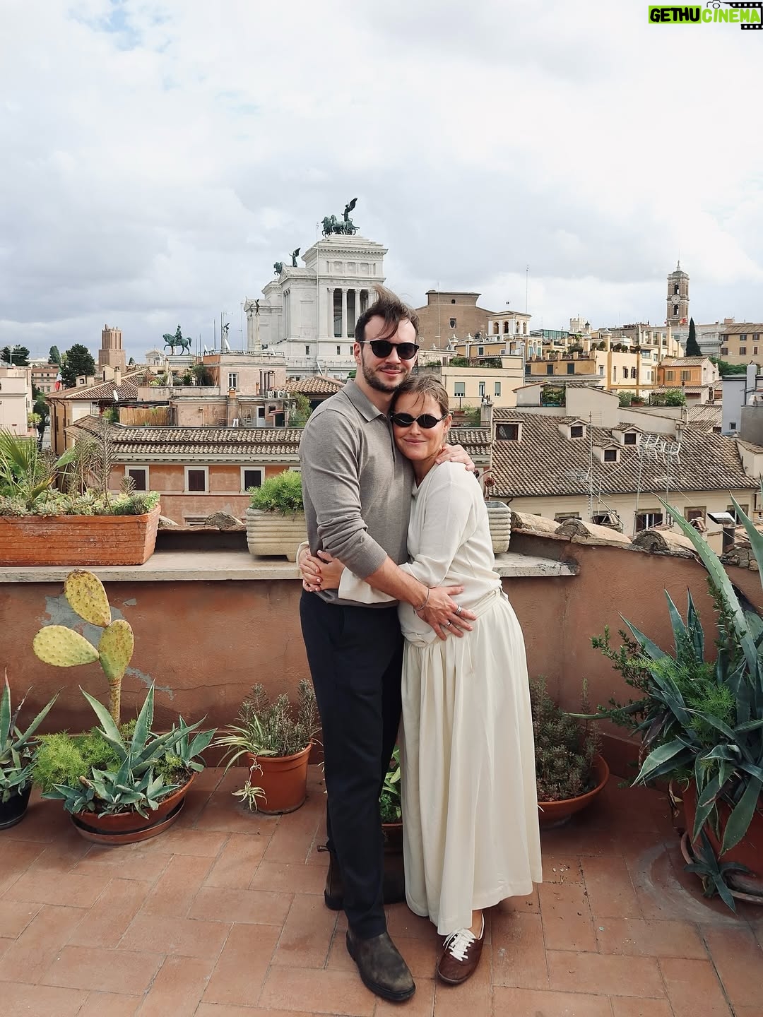Olga Frycz - 14.5K Likes - Do Rzymu polecieliśmy na chrzest mojego siostrzeńca Franciszka. Bardzo dziękuję @annamaria.italia która przygotowała dla nas plan na te 3 dni, wskazała dzielnice gdzie warto mieszkać i co warto tak na szybko zobaczyć. Niestety nie było możliwości żeby nas oprowadziła bo miała już wcześniej umówionych turystów,ale następnym razem może się uda. 
Samolot z Modlina o 6.30 więc na nogach byliśmy od 3.30. Do Rzymu lot trwa niecałe 3h i większość przespaliśmy. 
I teraz polecajka. Zestaw do samodzielnego rysowania w specjalnym podróżnym opakowaniu zrobił prawdziwą furorę. 
Dziewczynki były totalnie zajawione tymi rysowankami i w każdym możliwym miejscu chciały się tym bawić. Idealne do podróży samolotem, super w restauracji kiedy czekamy na jedzenie! Na stronie @milostorepl ten zastaw: „Jak rysować zwierzęta” kosztuje 69 zł i po moich córkach widzę, że jest idealny dla dzieci 4-7 lat i ja też się świetnie bawiłam. Bardzo polecam. 
Mieszkanie wynajęłam na airbnb przy samym Campo di Fiori,pod domem mnóstwo knajpek, pyszne restauracje, wszędzie blisko spacerem i targowisko, które kiedyś było miejscem egzekucji a dziś można kupić warzywa, owoce, sery, przyprawy i inne produktu, wieczorem zamienia się w tętniące życiem miejsce spotkań. 
Na airbnb mieszkanie pod nazwą:Cappellari, 3 sypialnie. 
Fajne dla dużych rodzin takich jak nasza, bo łącznie było nas 8. Duży salon z kuchnią, dwie łazienki i 3 sypialnie.Na trzy dni w porządku. 
Do Rzymu  dolecieliśmy przed 9.00 a zameldować mogliśmy się o 15.00 i tu kolejna polecajka. Pani Wiola-taxi z Rzymu ( 39 340 995 5904). Skontaktowałam się z nią kilka dni wcześniej i umówiłam transfer z lotniska. Odebrała nas i zawiozła w pobliże naszego airbnb, wcześniej polecając depozyt w którym możemy zostawić plecaki. Punktów, w których możecie zostawić swoje bagaże w centrum Rzymu jest mnóstwo. Znaleźliśmy ten najbliżej naszego mieszaknia i ruszyliśmy w miasto. 
Najpierw śniadanie w Barnum a potem spacerem do Pałacu św. Anioła. Następnie na Plac św. Piotra i pod Bazylikę. Z zewnątz Bazylika zrobiła na dzieciach ogromne wrażenie a do środka wejdą sobie innym razem ze szkolną wycieczką bo ja nie lubię stać w kolejkach… (reszta w slajdach) ➡️