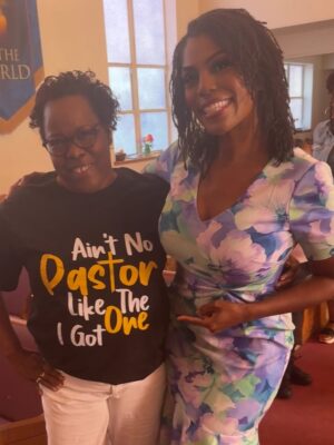 Omarosa Manigault Instagram - Sunday Funday! Awesome worship at the @thesanctuarymountcalvaryjax! #PreachPastor!