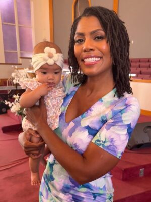 Omarosa Manigault Instagram - Sunday Funday! Awesome worship at the @thesanctuarymountcalvaryjax! #PreachPastor!