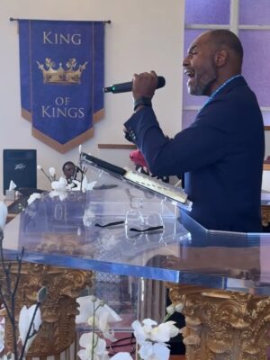 Omarosa Manigault Instagram - Sunday Funday! Awesome worship at the @thesanctuarymountcalvaryjax! #PreachPastor!