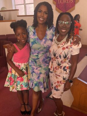 Omarosa Manigault Instagram - Sunday Funday! Awesome worship at the @thesanctuarymountcalvaryjax! #PreachPastor!
