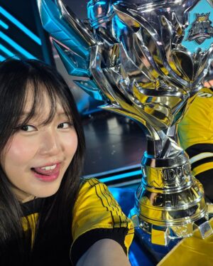 Onic Vior Instagram - Puji Tuhan, raja langit menang lagi @onic.esports 🏆 respect bumil #alhamdulillah