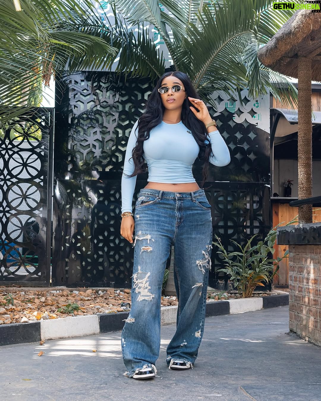Onyi Alex - 82.8K Likes - Pick your favorite slide..? Last for me 🙈❤️
New movie out on Sunday ‼️💃

📸 @sir_fagason ✅