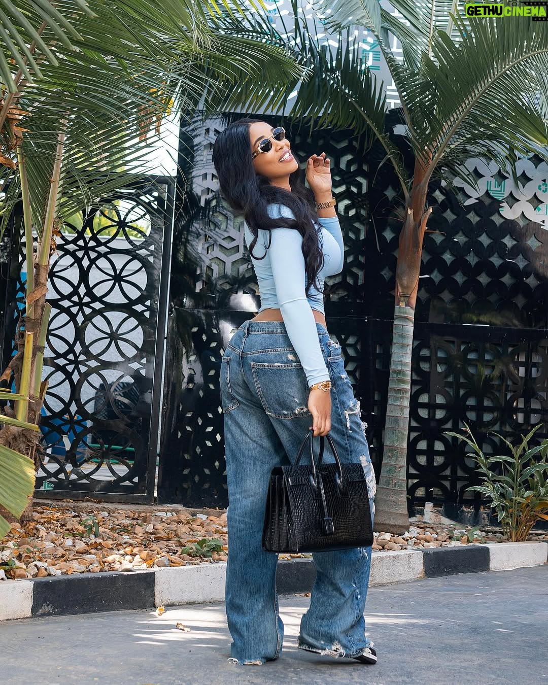 Onyi Alex - 82.8K Likes - Pick your favorite slide..? Last for me 🙈❤️
New movie out on Sunday ‼️💃

📸 @sir_fagason ✅