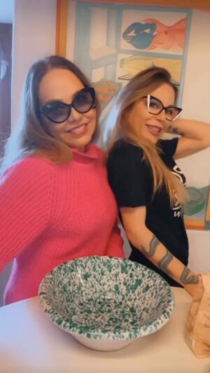Ornella Muti Instagram - Pizza senza glutine integrale che NON SI RIGENERA 🤣🤣💪🏻🤪😍💚💚💚
Ingredienti per 3 pizze di circa 280 g oppure 4 da circa 212 g
200 g farina di riso integrale finissima *
40 g farina di tapioca *
40 g fecola di patate *
20 g farina di lupino *
20 g psillio in polvere
10 g lievito di birra fresco (oppure 5 g di lievito secco)
520 g acqua tiepida
2 cucchiai di olio d’oliva
1 cucchiaino di agave naturale bio
1 cucchiaino di sale
Noi abbiamo condito con olio evo dalla Calabria e verdure, ma ognuno può metterci ciò che preferisce
@ornellamuti @alimentazione_e_guarigione
Questo vecchio post di una nostra ricetta senza glutine, sarebbe perfetto da mangiare la sera, dopo aver prima mangiato una bella insalata fresca e delle verdure cotte. 💚🤪👍🏼