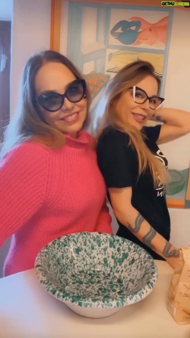 Ornella Muti - 9.5K Likes - Pizza senza glutine integrale che NON SI RIGENERA 🤣🤣💪🏻🤪😍💚💚💚
Ingredienti per 3 pizze di circa 280 g oppure 4 da circa 212 g

200 g farina di riso integrale finissima *

40 g farina di tapioca *

40 g fecola di patate *

20 g farina di lupino *

20 g psillio in polvere

10 g lievito di birra fresco (oppure 5 g di lievito secco)

520 g acqua tiepida

2 cucchiai di olio d’oliva

1 cucchiaino di agave naturale bio

1 cucchiaino di sale
Noi abbiamo condito con olio evo dalla Calabria e verdure, ma ognuno può metterci ciò che preferisce 
@ornellamuti @alimentazione_e_guarigione 
Questo vecchio post di una nostra ricetta senza glutine, sarebbe perfetto da mangiare la sera, dopo aver prima mangiato una bella insalata fresca e delle verdure cotte. 💚🤪👍🏼