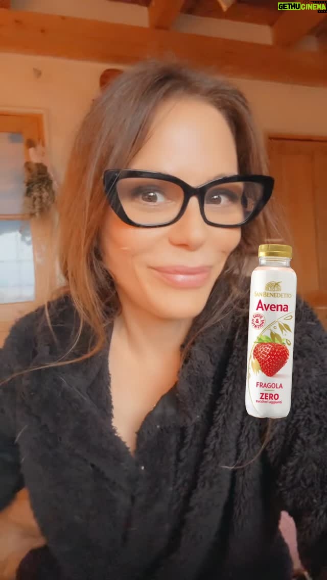 Ornella Muti - 9.2K Likes - Prodotti vietati 🚫 a casa nostra! 
Grazie a @ciboserio , feed che consiglio vivamente di seguire… puoi informarti meglio su ciò che metti nel tuo carrello della spesa! 🙏🏼💪🏻💚🙏🏼💪🏻💚🙏🏼💪🏻. San Benedetto, Fragola Zero: BEVANDA ANALCOLICA A BASE DI AVENA GUSTO FRAGOLA SENZA ZUCCHERI AGGIUNTI CON
EDULCORANTE E VITAMINE.
Ingredienti acqua minerale naturale (70%), purea di fragola (14%), AVENA (10%), olio di girasole, aromi, succo di mandarino (0,2%), correttore di acidità: sodio citrato, antiossidante: acido ascorbico, sale, stabilizzante: gomma di gellano, edulcorante:
sucralosio, vitamine (E, PP, B6, H), colorante: E129 E129: può influire negativamente sull’attivita e l’attenzione dei bambini.
CONTIENE ALLERGENI: GLUTINE. 
L’E129 (o Rosso Allura AC) è un colorante alimentare rosso sintetico derivato dal petrolio, usato per dare un colore rosso-arancio brillante a bevande (bitter soda), dolci, gelatine, caramelle, conserve e prodotti da forno, ma è associato a possibili effetti negativi come iperattività nei bambini, allergie e problemi intestinali, con alcuni studi che suggeriscono potenziali rischi, spingendo alcuni paesi a limitarne l’uso.
Assolutamente da non somministrare ai bambini. 🙈😱🫣