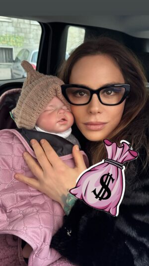 Ornella Muti Instagram - Ciao ragazzi vi presento il mio baby Leon reborn. Ringrazio mia nipote Giulia per questa adozione temporale. Faccio questo post per sensibilizzare le persone su due cose importanti: primo, i bambini non dovrebbero stare su i social, neanche su gli account aperti da genitori. Si sa che in rete è pieno di persone strane, non tutti guardano i neonati e i bimbi con la stessa innocenza con cui lo fa un genitore, anzi. Poi secondo ma fondamentalmente, i neonati, i bimbi sono puri e disarmati. Se non gli diamo il nostro latte materno, dovremmo accertarci che quello che noi gli diamo sia idoneo, meno processato possibile, e privo di zuccheri raffinati o sciroppi di glucosio aggiunti in eccesso che tutti sanno creano dipendenza e danni alla salute anche negli adulti. Consiglio di leggere un articolo meraviglioso di @greenme_it
https://www.greenme.it/lifestyle/sai-cosa-compri/latte-artificiale-zucchero/
Motivi principali per evitare lo zucchero aggiunto:
Fornisce calorie vuote: Non offre nutrienti essenziali, ma solo energia che può portare a sovrappeso e obesità.
Danneggia i denti: Aumenta il rischio di carie fin dalla tenera età.
Rischi per la salute futura: L’assunzione precoce è collegata a un maggior rischio di diabete di tipo 2, malattie cardiovascolari e ipertensione in età adulta.
Alterazione del palato: Abitua il bambino a sapori troppo dolci, rendendogli difficile apprezzare quelli naturali e genuini di frutta e verdura.
Impatti sullo sviluppo: Picchi e crolli glicemici possono influire negativamente sulla concentrazione e la funzione cognitiva.
Dipendenza e squilibrio: Stimola la dopamina e può creare un ciclo di fame e desiderio di zuccheri. Cercate l’atto in polveri bio e più simili al latte materno possibile, con meno aggiunte di schifezze che creano dipendenza e possono procurare danni gravi alla salute dei piccoli ! @ornellamuti @bannati.per.sempre
#banyinfluencer #mammainfluencer #leonbabyinfluencer