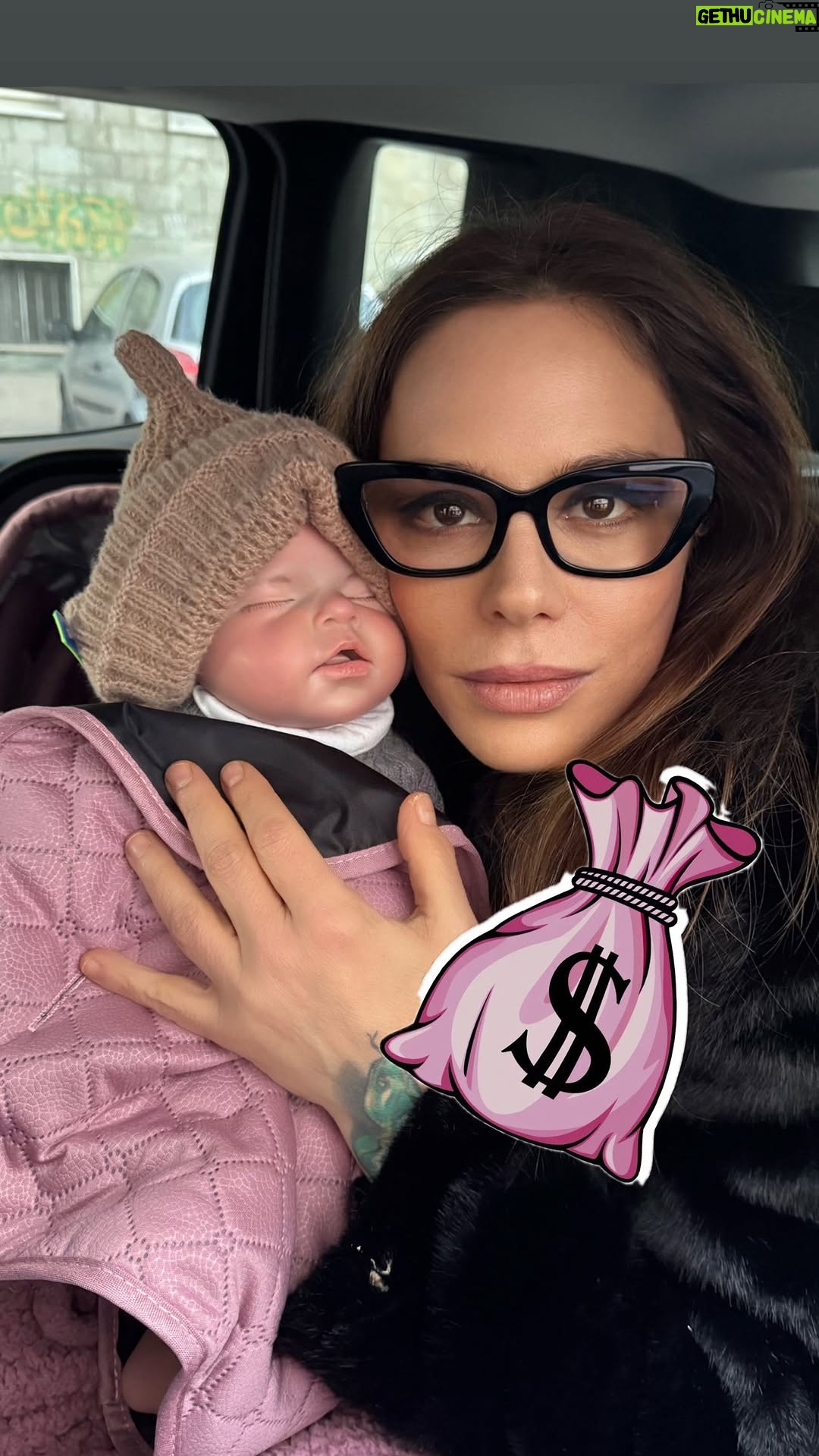 Ornella Muti - 8.5K Likes - Ciao ragazzi vi presento il mio baby Leon reborn. Ringrazio mia nipote Giulia per questa adozione temporale. Faccio questo post per sensibilizzare le persone su due cose importanti: primo, i bambini non dovrebbero stare su i social, neanche su gli account aperti da genitori. Si sa che in rete è pieno di persone strane, non tutti guardano i neonati e i bimbi con la stessa innocenza con cui lo fa un genitore, anzi. Poi secondo ma fondamentalmente, i neonati, i bimbi sono puri e disarmati. Se non gli diamo il nostro latte materno, dovremmo accertarci che quello che noi gli diamo sia idoneo, meno processato possibile, e privo di zuccheri raffinati o sciroppi di glucosio aggiunti in eccesso che tutti sanno creano dipendenza e danni alla salute anche negli adulti. Consiglio di leggere un articolo meraviglioso di @greenme_it 
https://www.greenme.it/lifestyle/sai-cosa-compri/latte-artificiale-zucchero/
Motivi principali per evitare lo zucchero aggiunto:
Fornisce calorie vuote: Non offre nutrienti essenziali, ma solo energia che può portare a sovrappeso e obesità.
Danneggia i denti: Aumenta il rischio di carie fin dalla tenera età.
Rischi per la salute futura: L’assunzione precoce è collegata a un maggior rischio di diabete di tipo 2, malattie cardiovascolari e ipertensione in età adulta.
Alterazione del palato: Abitua il bambino a sapori troppo dolci, rendendogli difficile apprezzare quelli naturali e genuini di frutta e verdura.
Impatti sullo sviluppo: Picchi e crolli glicemici possono influire negativamente sulla concentrazione e la funzione cognitiva.
Dipendenza e squilibrio: Stimola la dopamina e può creare un ciclo di fame e desiderio di zuccheri. Cercate l’atto in polveri bio e più simili al latte materno possibile, con meno aggiunte di schifezze che creano dipendenza e possono procurare danni gravi alla salute dei piccoli ! @ornellamuti @bannati.per.sempre
#banyinfluencer #mammainfluencer #leonbabyinfluencer