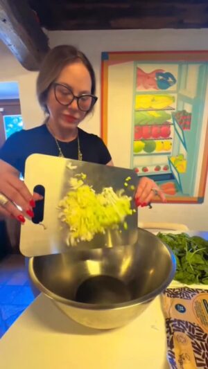 Ornella Muti Instagram - Rimetto questa ricetta fatta quest’estate poco prima del mio matrimonio 🫣🤪😜🌈🥰💚❤️💚❤️💚. Vegan 🌱 Gluten Free .
Questo pasto oggi lo faremo per cena. Abbiamo cambiato dieta, e a pranzo dopo il digiuno intermittente dalla sera prima, mangiamo solo frutta e verdura.
Vegan 🌱 Greek Spanakopita 💚🫣🤪😉
400 gr tofu bio fermentato,scolato e pressato
300 gr Feta Vegana bio 🌱
Un porro bio intero affettato
Basilico bio affettato
250 gr baby spinaci bio
Aglio in polvere bio a piacere
Erba cipollina bio a piacere
Aneto in polevere a piacere
Olio evo bio a volontà
Semi di sesamo Neri bio per guarnire
Niente sale perché la feta è saporita di suo
Fogli di carta di riso integrale bio bagnate 5 secondi in acqua tiepida per creare il nostro #spanakopita #vegan
Amazing 💚🤪🙏🏼💚💚
Un applauso a noi streghe chef
@ornellamuti 🙏🏼💚💖
@sery_2202 🙏🏼💖💚
@alimentazione_e_guarigione
#naikerivelli 🤪🤪🤪
Ricetta ispirata da @_plantbaes_
💚💚🙏🏼👏🏼👏🏼