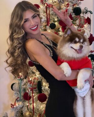 Osmariel Villalobos Instagram - Este año me enseñó más de lo que imaginé.
Me recordó que no todo se entiende de inmediato, pero todo suma.
Que los procesos también son progreso
y que sanar no es lineal, pero sí valiente.
Cierro este año con gratitud, aprendizaje y fe.
No porque haya sido perfecto,
sino porque fue real, honesto y transformador.
Entro al nuevo año con el corazón más consciente,
con más calma, menos prisa
y la certeza de que todo llega a su tiempo.
Que este año nos encuentre fieles a nosotros mismos,
abrazando lo que somos y lo que estamos construyendo ✨Feliz Año 2026 ✨