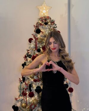 Osmariel Villalobos Instagram - Este año me enseñó más de lo que imaginé.
Me recordó que no todo se entiende de inmediato, pero todo suma.
Que los procesos también son progreso
y que sanar no es lineal, pero sí valiente.
Cierro este año con gratitud, aprendizaje y fe.
No porque haya sido perfecto,
sino porque fue real, honesto y transformador.
Entro al nuevo año con el corazón más consciente,
con más calma, menos prisa
y la certeza de que todo llega a su tiempo.
Que este año nos encuentre fieles a nosotros mismos,
abrazando lo que somos y lo que estamos construyendo ✨Feliz Año 2026 ✨