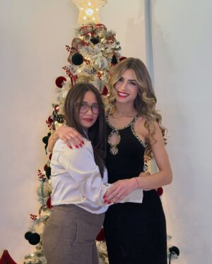 Osmariel Villalobos Instagram - Este año me enseñó más de lo que imaginé.
Me recordó que no todo se entiende de inmediato, pero todo suma.
Que los procesos también son progreso
y que sanar no es lineal, pero sí valiente.
Cierro este año con gratitud, aprendizaje y fe.
No porque haya sido perfecto,
sino porque fue real, honesto y transformador.
Entro al nuevo año con el corazón más consciente,
con más calma, menos prisa
y la certeza de que todo llega a su tiempo.
Que este año nos encuentre fieles a nosotros mismos,
abrazando lo que somos y lo que estamos construyendo ✨Feliz Año 2026 ✨