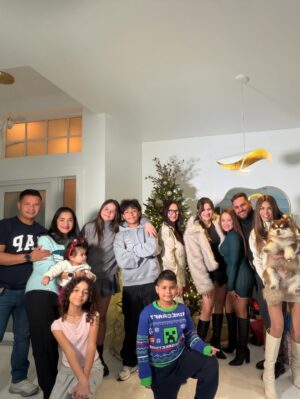 Osmariel Villalobos Instagram - Esta Navidad no es como las demás… Me encuentra diferente, pero más consciente ✨
Este año he aprendido a vivir un día a la vez.
A agradecer lo simple.
A ser valiente incluso con miedo.
No ha sido fácil, pero ha sido real.
He aprendido que ser fuerte no siempre es resistir,
a veces es confiar,
otras, simplemente seguir.
Esta Navidad, mi mayor regalo es seguir adelante a abrazar la vida, tal como viene.
Mientras haya fe, siempre habrá un mañana.
Esta Navidad no celebro que todo esté resuelto,
celebro la vida, la esperanza, la fe, la certeza y que todo lo bueno que sigue llegando 🙏
Gracias a quienes han caminado conmigo en este proceso! Feliz navidad para todos ✨🌲🎅❤️