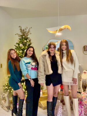 Osmariel Villalobos Instagram - Esta Navidad no es como las demás… Me encuentra diferente, pero más consciente ✨
Este año he aprendido a vivir un día a la vez.
A agradecer lo simple.
A ser valiente incluso con miedo.
No ha sido fácil, pero ha sido real.
He aprendido que ser fuerte no siempre es resistir,
a veces es confiar,
otras, simplemente seguir.
Esta Navidad, mi mayor regalo es seguir adelante a abrazar la vida, tal como viene.
Mientras haya fe, siempre habrá un mañana.
Esta Navidad no celebro que todo esté resuelto,
celebro la vida, la esperanza, la fe, la certeza y que todo lo bueno que sigue llegando 🙏
Gracias a quienes han caminado conmigo en este proceso! Feliz navidad para todos ✨🌲🎅❤️