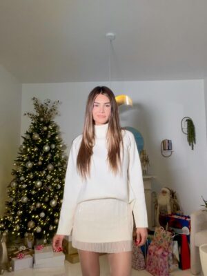 Osmariel Villalobos Instagram - Esta Navidad no es como las demás… Me encuentra diferente, pero más consciente ✨
Este año he aprendido a vivir un día a la vez.
A agradecer lo simple.
A ser valiente incluso con miedo.
No ha sido fácil, pero ha sido real.
He aprendido que ser fuerte no siempre es resistir,
a veces es confiar,
otras, simplemente seguir.
Esta Navidad, mi mayor regalo es seguir adelante a abrazar la vida, tal como viene.
Mientras haya fe, siempre habrá un mañana.
Esta Navidad no celebro que todo esté resuelto,
celebro la vida, la esperanza, la fe, la certeza y que todo lo bueno que sigue llegando 🙏
Gracias a quienes han caminado conmigo en este proceso! Feliz navidad para todos ✨🌲🎅❤️