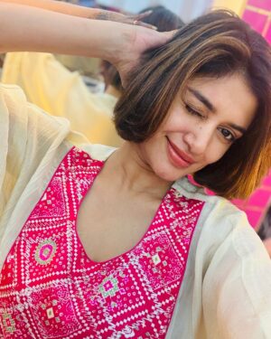 Oviya Instagram - 
