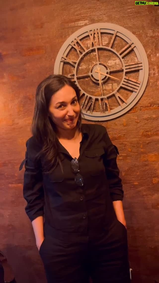 Özlem Çınar - 4.7K Likes - “KUL” filminde “Hatice” karakterine hayat verecek isim belli oldu!
Başarılı oyuncu Özlem Çınar kadromuza katıldı.
Gizem dolu hikâyemize güç katacağı için çok heyecanlıyız!

#KUL #ÖzlemÇınar #LilYapım #Gerilim #YeniFilm #Sinema2025