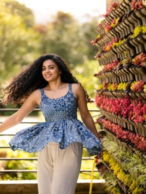 Padeni Kumar Instagram - When I only wear smile as my makeup, Glow automatically comes and makes my confidence “Shine”
.
Pc: @shutter_freakz 
Costume: @driya.dressify 
Place: @lushgreenofficial 
#ootd #instamood #instafashion #love #crazy #fun #curly