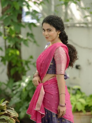 Padeni Kumar Instagram - இனிய புத்தாண்டு நாள்வாழ்த்துகள் 2026 மக்களே🌸
Happy New year 2026 my people❤️ 
.
Costumes - @ivalinmabia.halfsarees
Photographer - @camerasenthil
Makeup - @ragavismakeover
Shoot Organized by @rrajeshananda 
.
#photoshoot #newyear #2026 #new #positivity