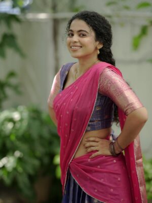 Padeni Kumar Instagram - இனிய புத்தாண்டு நாள்வாழ்த்துகள் 2026 மக்களே🌸
Happy New year 2026 my people❤️ 
.
Costumes - @ivalinmabia.halfsarees
Photographer - @camerasenthil
Makeup - @ragavismakeover
Shoot Organized by @rrajeshananda 
.
#photoshoot #newyear #2026 #new #positivity