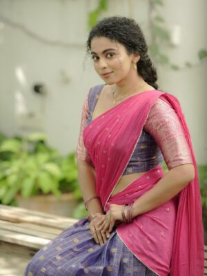 Padeni Kumar Instagram - இனிய புத்தாண்டு நாள்வாழ்த்துகள் 2026 மக்களே🌸
Happy New year 2026 my people❤️ 
.
Costumes - @ivalinmabia.halfsarees
Photographer - @camerasenthil
Makeup - @ragavismakeover
Shoot Organized by @rrajeshananda 
.
#photoshoot #newyear #2026 #new #positivity