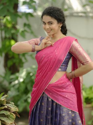 Padeni Kumar Instagram - இனிய புத்தாண்டு நாள்வாழ்த்துகள் 2026 மக்களே🌸
Happy New year 2026 my people❤️ 
.
Costumes - @ivalinmabia.halfsarees
Photographer - @camerasenthil
Makeup - @ragavismakeover
Shoot Organized by @rrajeshananda 
.
#photoshoot #newyear #2026 #new #positivity