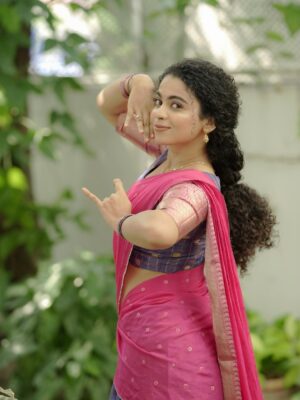 Padeni Kumar Instagram - இனிய புத்தாண்டு நாள்வாழ்த்துகள் 2026 மக்களே🌸
Happy New year 2026 my people❤️ 
.
Costumes - @ivalinmabia.halfsarees
Photographer - @camerasenthil
Makeup - @ragavismakeover
Shoot Organized by @rrajeshananda 
.
#photoshoot #newyear #2026 #new #positivity