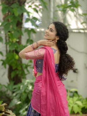 Padeni Kumar Instagram - இனிய புத்தாண்டு நாள்வாழ்த்துகள் 2026 மக்களே🌸
Happy New year 2026 my people❤️ 
.
Costumes - @ivalinmabia.halfsarees
Photographer - @camerasenthil
Makeup - @ragavismakeover
Shoot Organized by @rrajeshananda 
.
#photoshoot #newyear #2026 #new #positivity